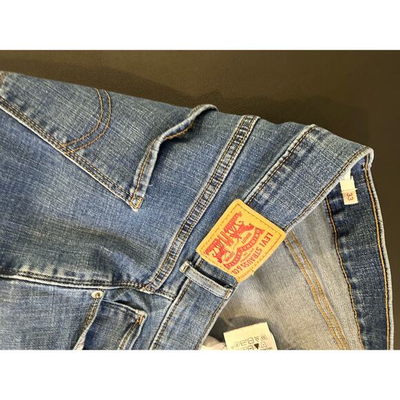 Levi's Classic Crop Size 33 Non-distressed Jeans Denim Closet Staple - Picture 3 of 7